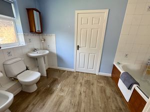 Ground Floor Master En-Suite - click for photo gallery